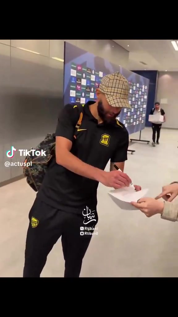 被要求在梗圖上簽名，本澤馬輸球賽后怒懟女記者：你覺得很好玩？