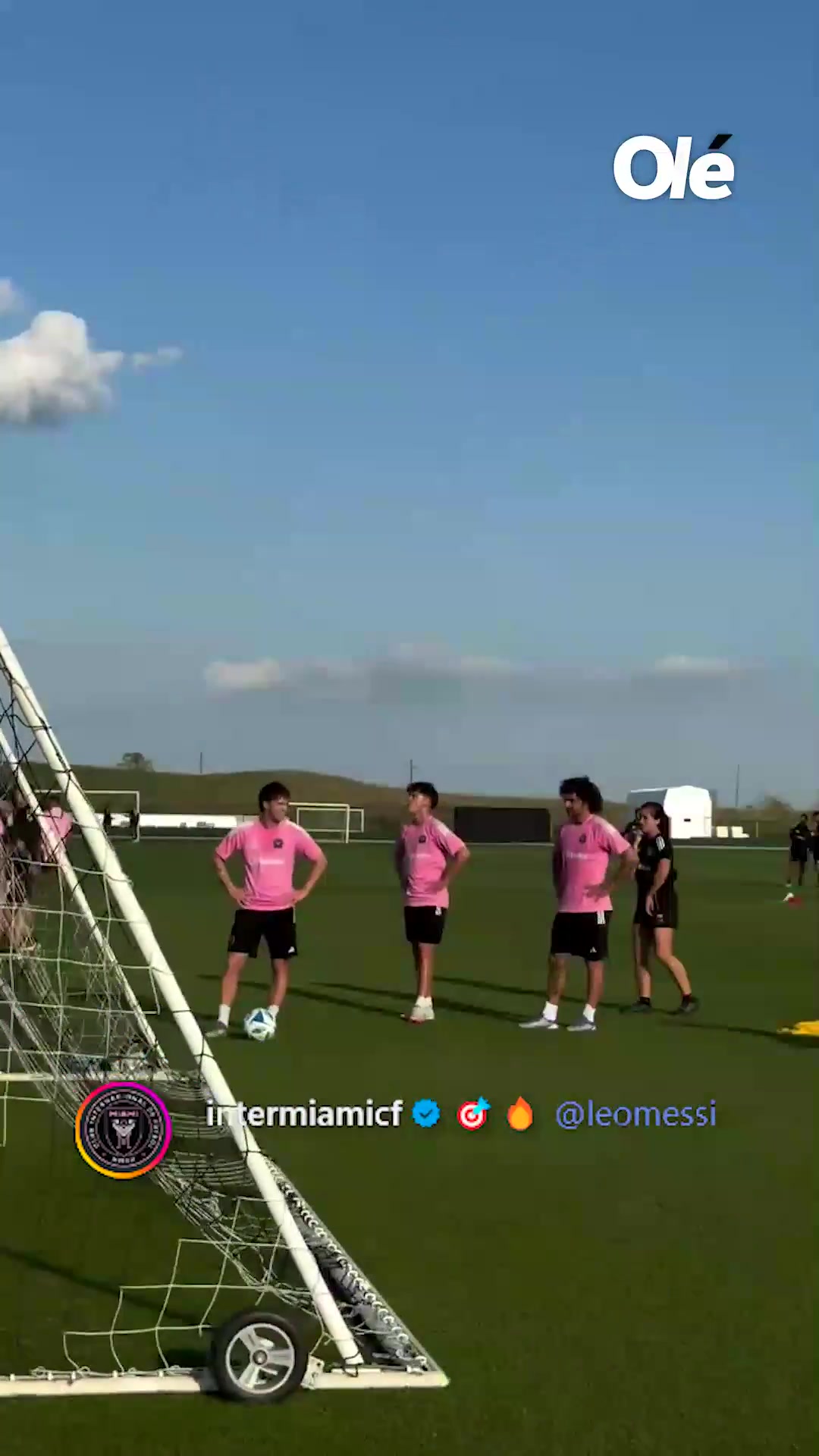 小菜一碟！梅西、德保羅訓練場挑戰(zhàn)球門后進球，梅西輕松完成