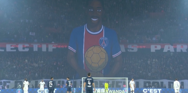 球迷展示巨型TIFO，慶祝登貝萊喜提金球獎和恩里克獲頒克魯伊夫獎