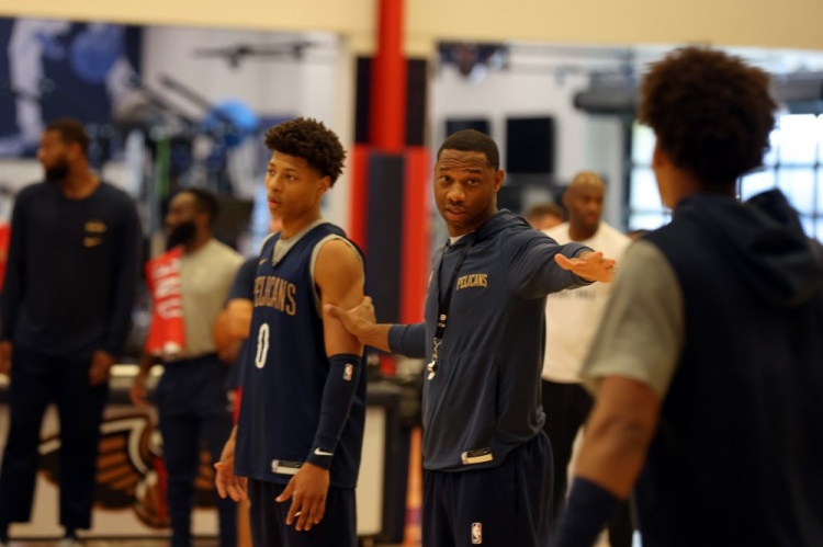 期待新賽季表現(xiàn)！鵜鶘官方曬訓(xùn)練照：錫安在列 老六防守普爾