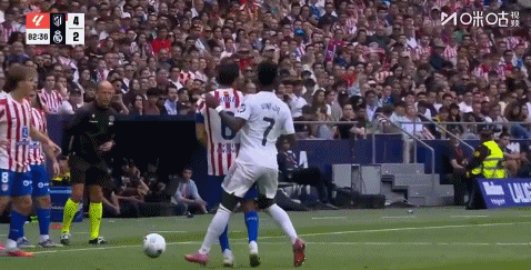 不愧是你，維尼修斯撞倒科克后又回頭朝著倒地的科克貼臉嘲諷