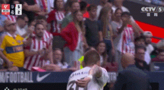 馬斯坦托諾最后時刻被球砸，隨后大腳把球踢上看臺險些擊中小球迷