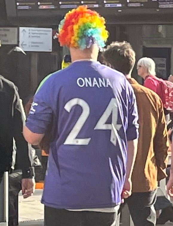 曼聯(lián)跟隊記者曬球迷穿奧納納球衣，該球迷還戴了頂小丑假發(fā)