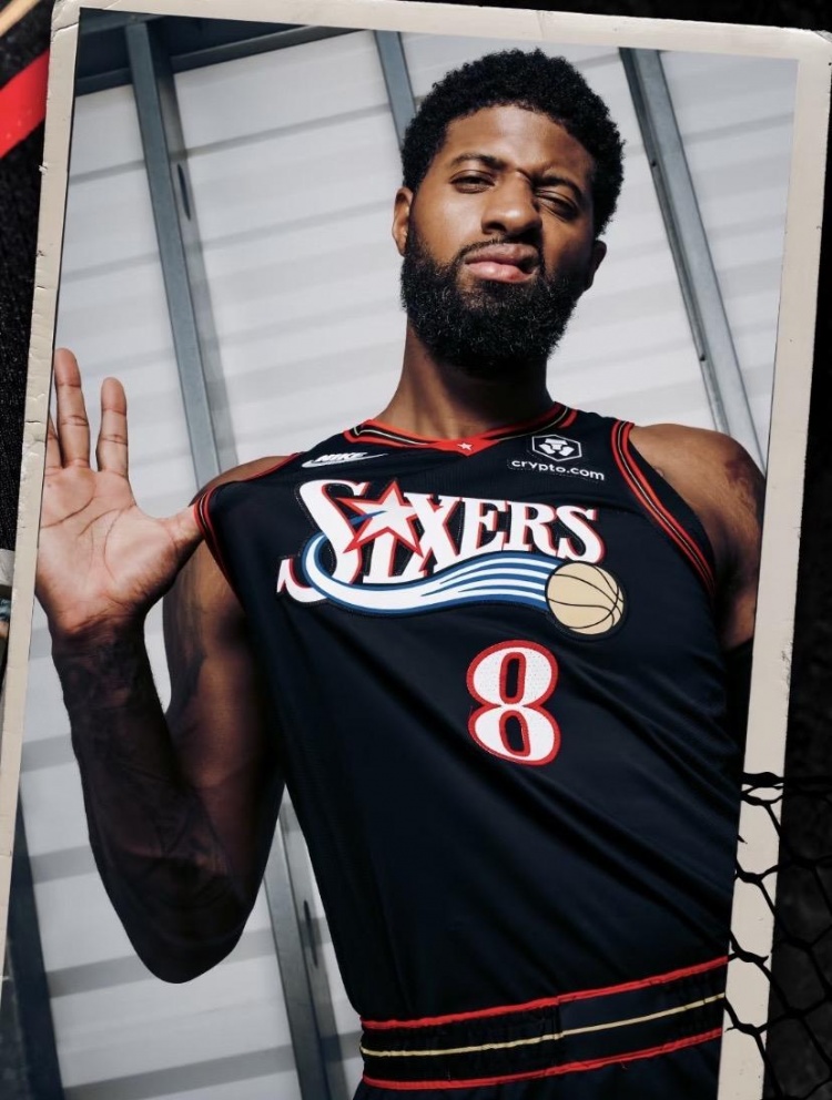 還挺帥！喬治中文社媒曬自己身穿76人經(jīng)典黑色球衣照：英雄歸來(lái)