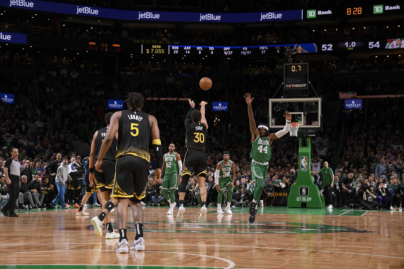 節(jié)末出手不算命中率？訓(xùn)練師：庫(kù)里不會(huì)因?yàn)槿魏卧蚍艞壨痘@機(jī)會(huì)