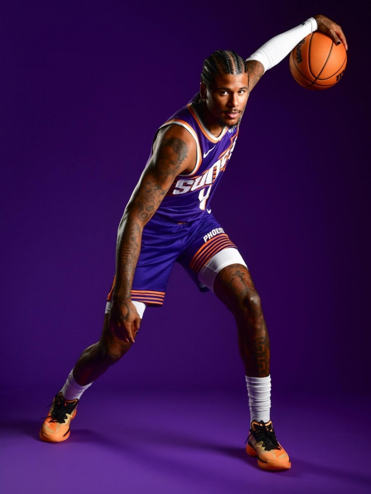 這屬實(shí)有點(diǎn)小帥！杰倫-格林曬定妝照：生涯第五個(gè)賽季??