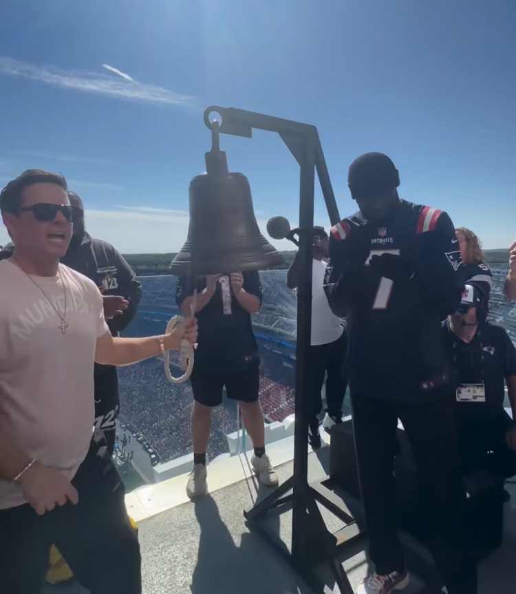 杰倫-布朗帶隊(duì)觀看愛(ài)國(guó)者比賽 和影星沃爾伯格一起為球隊(duì)敲鐘開(kāi)賽