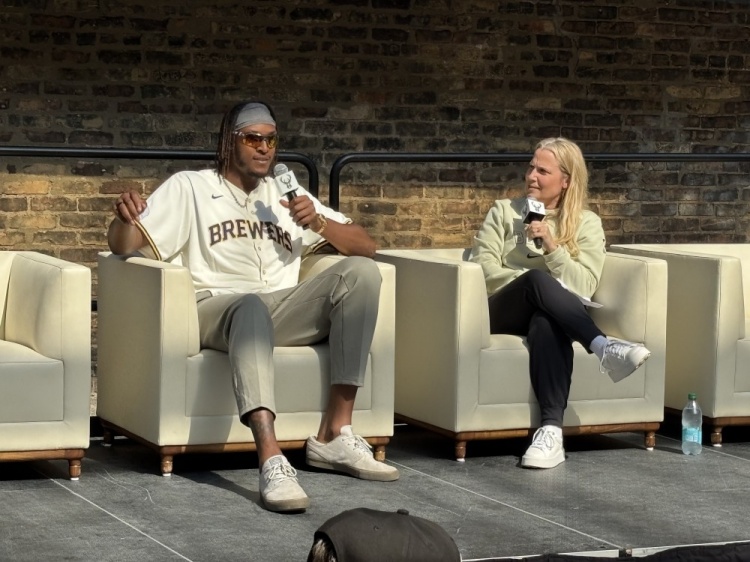 特納：字母哥現(xiàn)在是我隊友了 我們的內線組合強得可怕