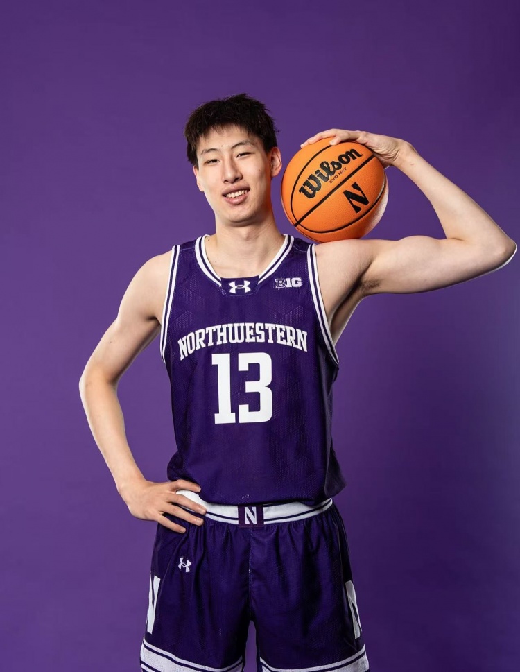 這身球衣順眼嗎？郇斯楠曬西北大學造訪定妝照