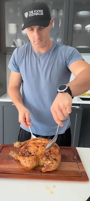 郵報：前英超球員皮尤退役后成為美食博主，分享健康食譜并教做菜