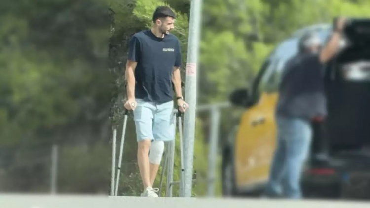 剛接受膝蓋手術！霍安-加西亞被拍到拄拐現(xiàn)身巴薩基地