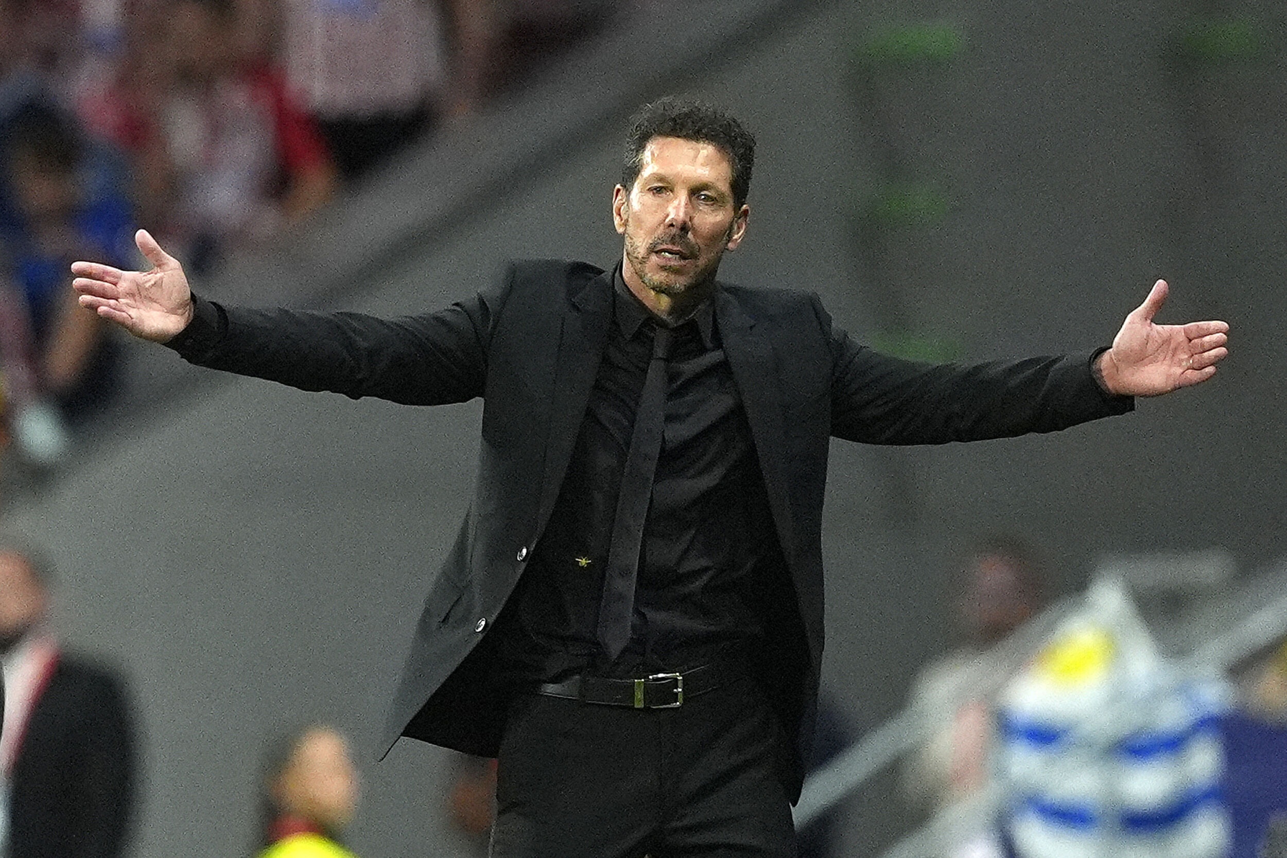 與球迷對噴！馬卡：西蒙尼客戰(zhàn)利物浦時與球迷沖突，歐冠禁賽一場