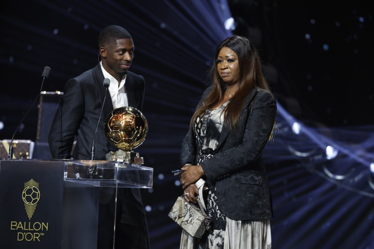 法媒：法國(guó)前總統(tǒng)薩科齊將一記者誤認(rèn)為登貝萊母親，鬧了個(gè)烏龍