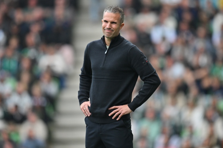 范帥！42歲范佩西帶費(fèi)耶諾德開(kāi)局7輪6勝1平，不敗戰(zhàn)績(jī)領(lǐng)跑荷甲