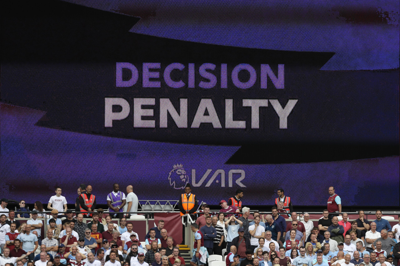 郵報(bào)：英國裁判機(jī)構(gòu)向英超各隊(duì)進(jìn)行路演，展示VAR運(yùn)作方式