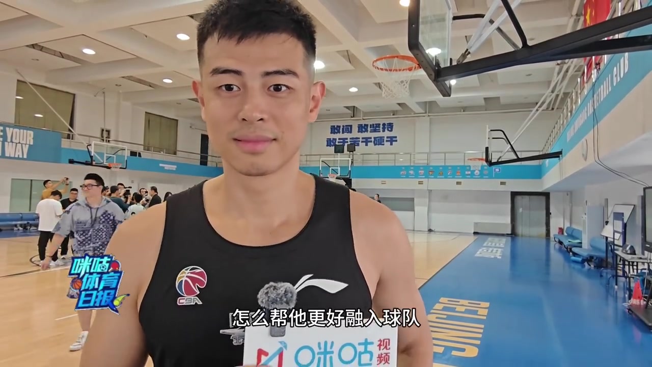 怎么幫趙睿融入球隊(duì)呢？方碩：還用我?guī)退麊幔克侥膬憾甲詠硎? 
                                                 class=