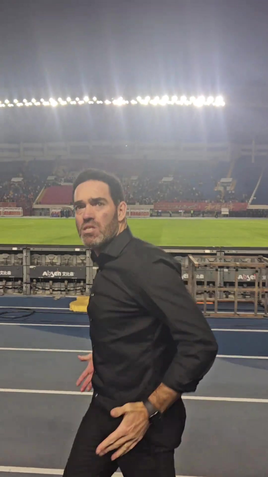 少打一人補(bǔ)時連進(jìn)兩球絕平，亞泰主帥蘇亞雷斯農(nóng)夫三拳慶祝