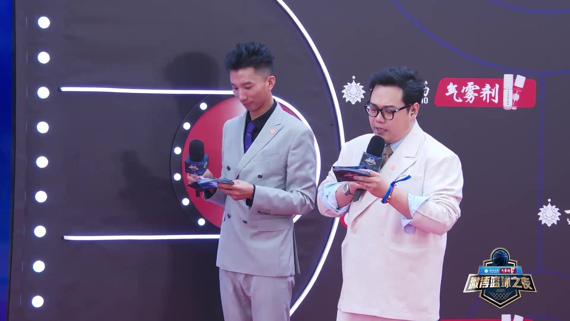 前男籃隊長！周鵬攜妻子亮相微博籃球之夜 這是什么神仙顏值啊