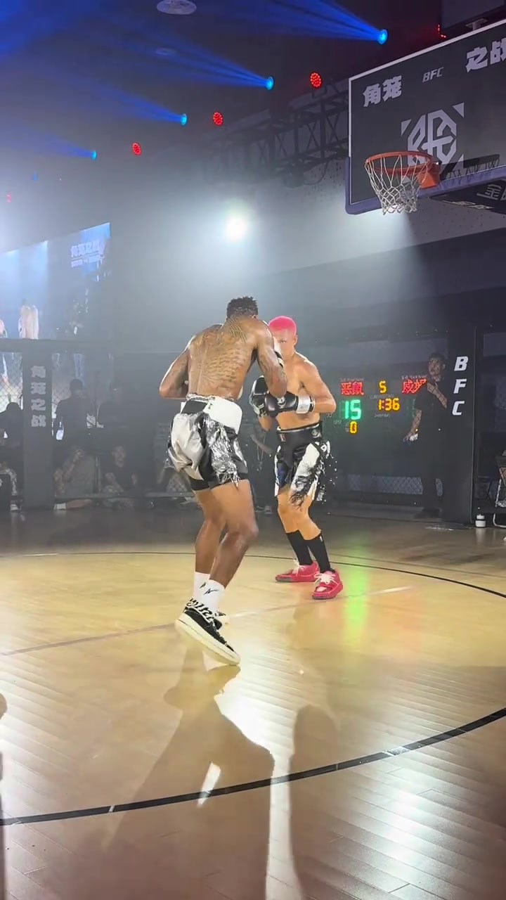 威姆斯vs惡鼠上演八角籠之戰(zhàn) 后者首回合便被擊倒落地了