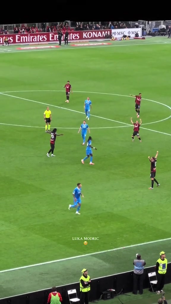 ??仰天長(zhǎng)嘯！10人米蘭守住勝果，魔笛哨響后跪地振臂+擁抱眾人