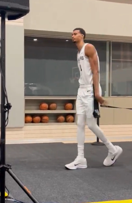 還再長高？！文班本賽季注冊身高為7尺4 上賽季為7尺3！