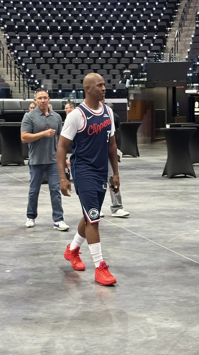 仿佛沒離開過！保羅穿著快船3號球衣出席媒體日