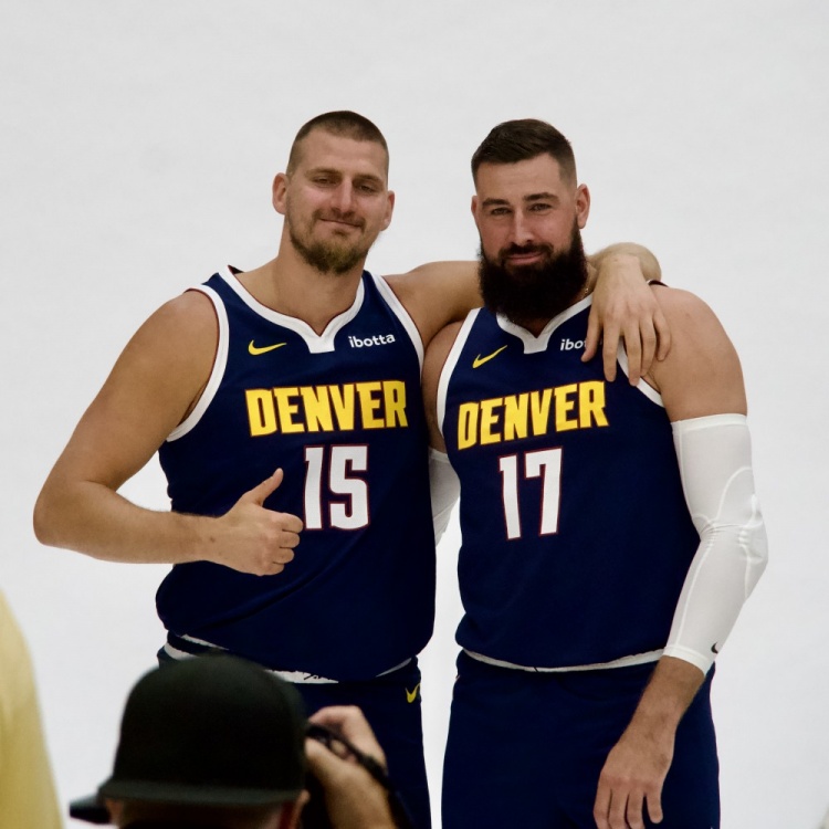 歐洲大白雙熊！約基奇和新隊友瓦蘭丘納斯媒體日親密合影