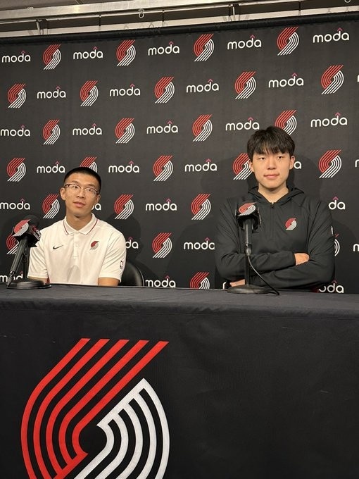 來了來了！楊瀚森出席媒體日&姿態(tài)很放松 和翻譯一起接受采訪