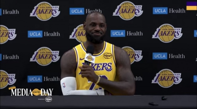 詹姆斯：我會(huì)和妻子女兒共同決定還要打多久 和東契奇等隊(duì)友無關(guān)