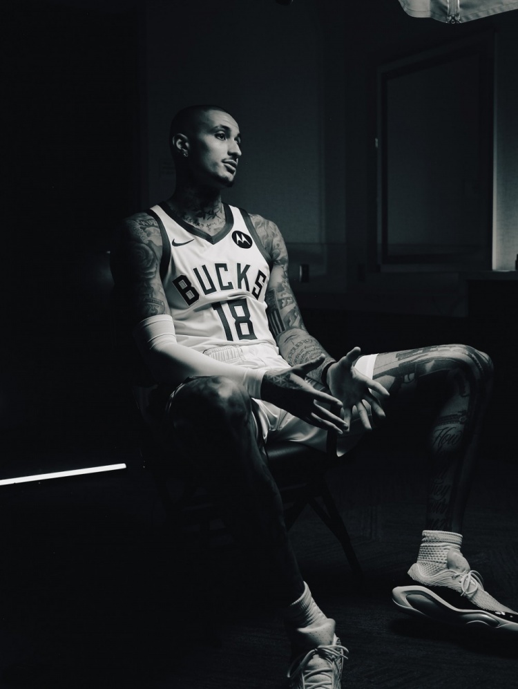 又一個(gè)國產(chǎn)品牌代言人？庫茲馬媒體日上腳國產(chǎn)球鞋！