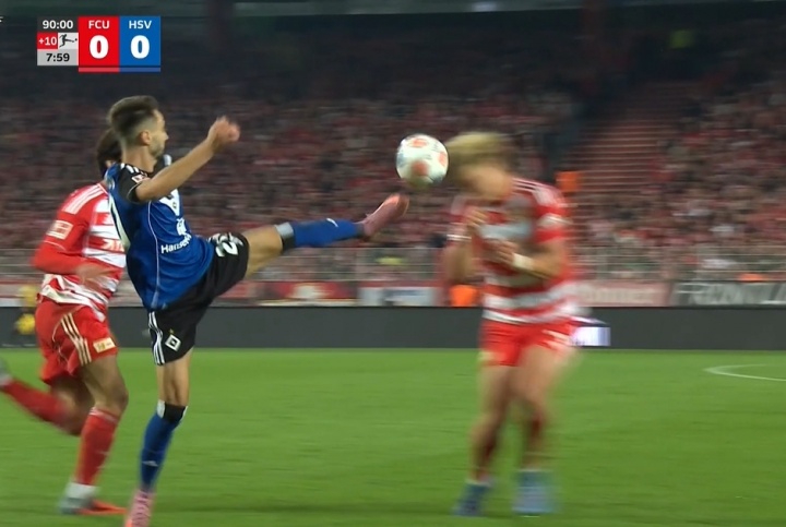 維埃拉高抬腿對抗被出示直紅，倒地后痛苦捂住膝蓋