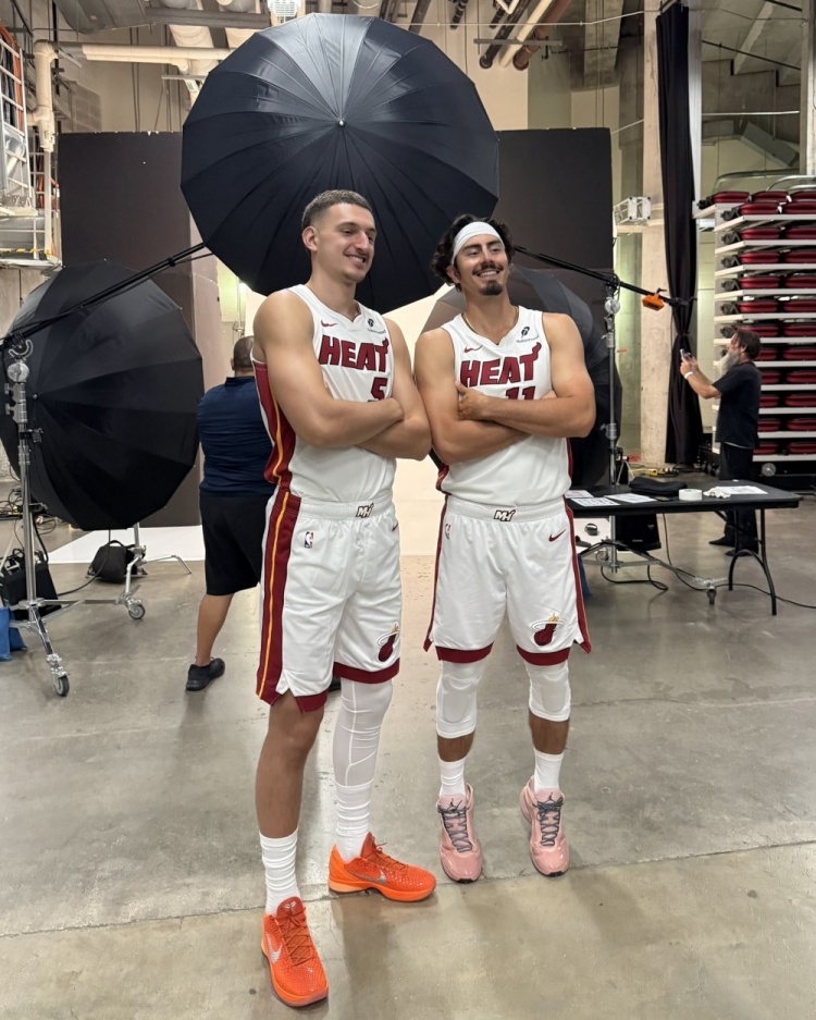 哈克斯與約維奇合影瘋狂踮腳！約維奇：他永遠(yuǎn)不可能和我一樣高！