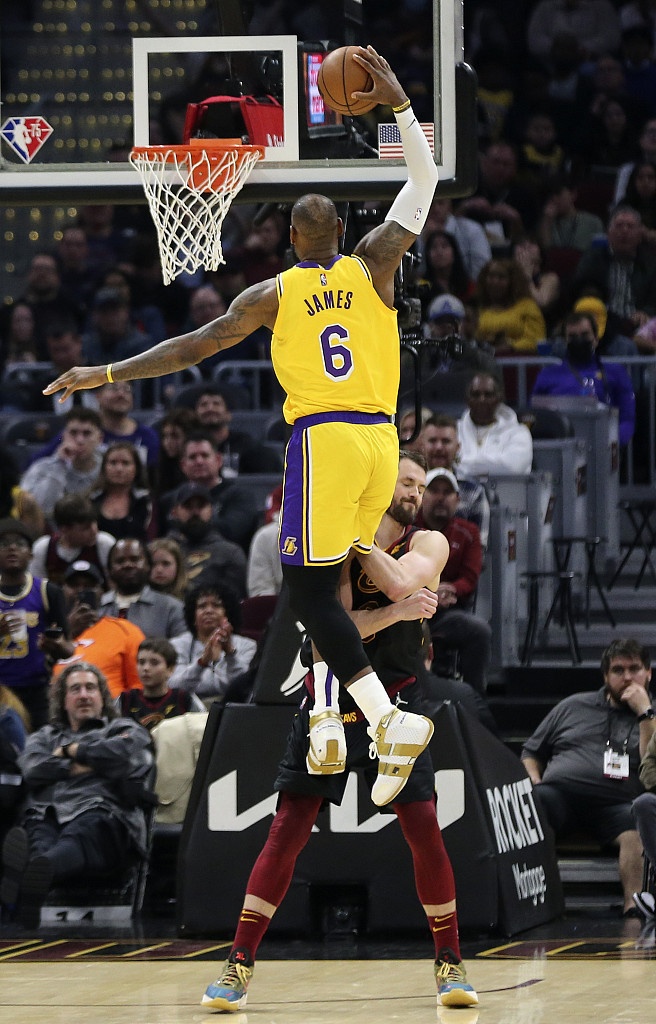 詹姆斯：樂(lè)福是我的好哥們 所以我隔扣他那球只能給自己打9分