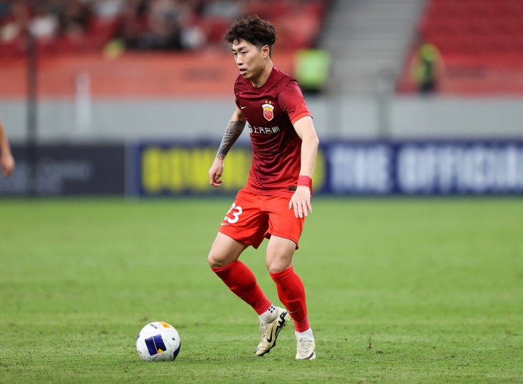 記者：傅歡踢左邊翼衛(wèi)很難受，在日本球員面前感覺像不會(huì)踢球