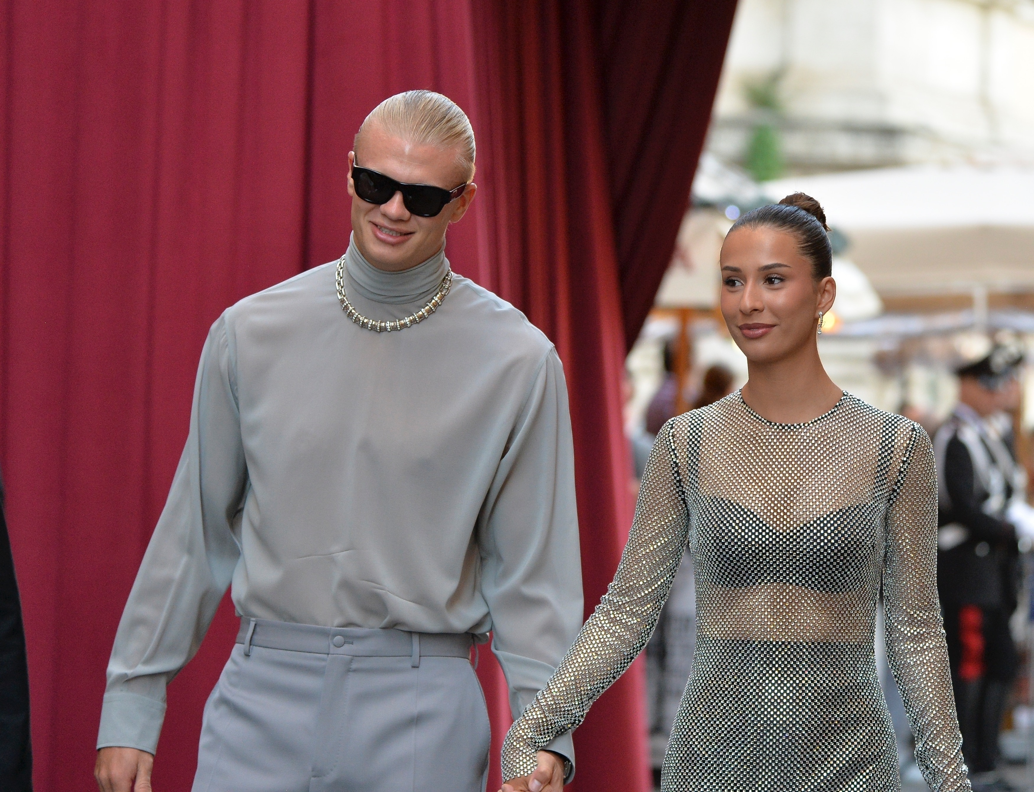 甜??哈蘭德談女友：一開(kāi)始她先給我發(fā)信息；晚上我做飯她玩游戲