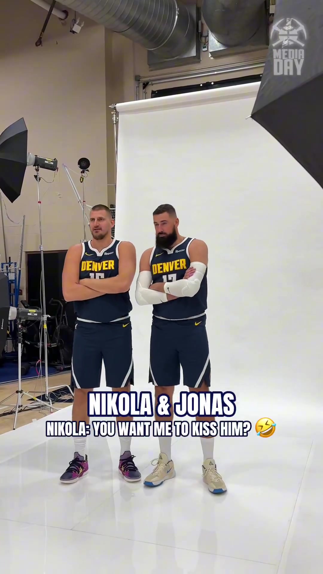 暗生情愫？約基奇靠著瓦蘭肩膀合照：要我親他嗎？然后嬌羞捂臉