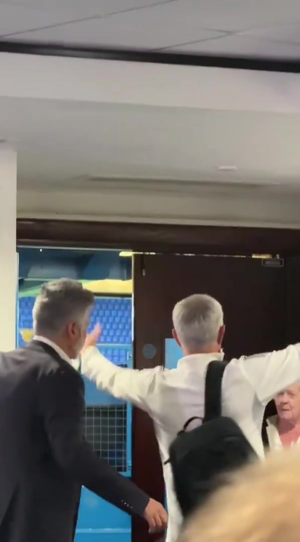 溫情時刻！發(fā)布會結(jié)束后穆里尼奧擁抱切爾西老員工，全場響起掌聲