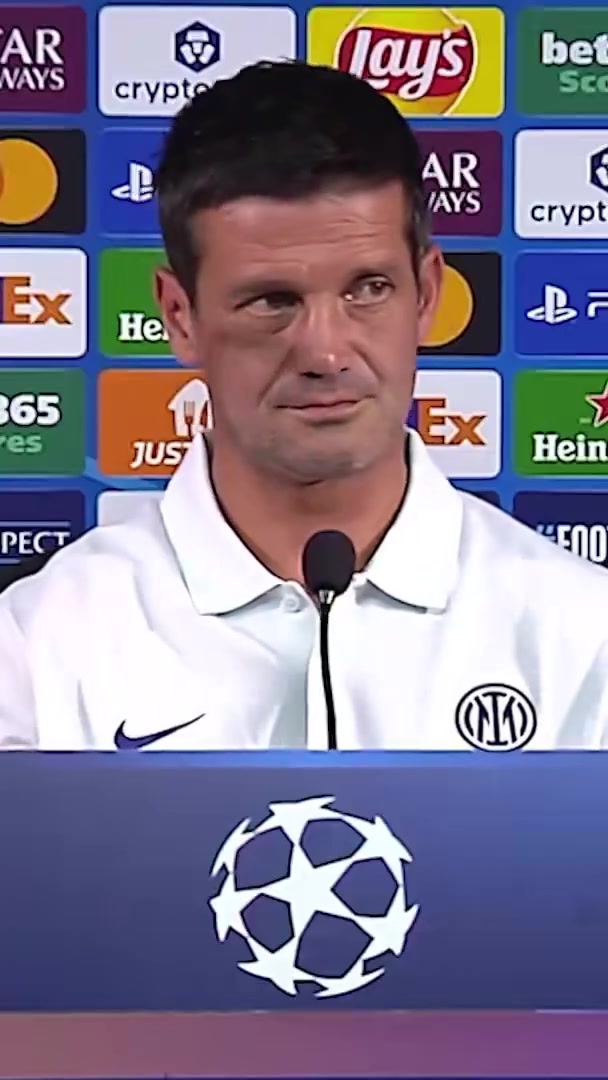 嚇成表情包??發(fā)布會(huì)耳機(jī)突然發(fā)出雜音，國(guó)米主帥齊沃被嚇一跳