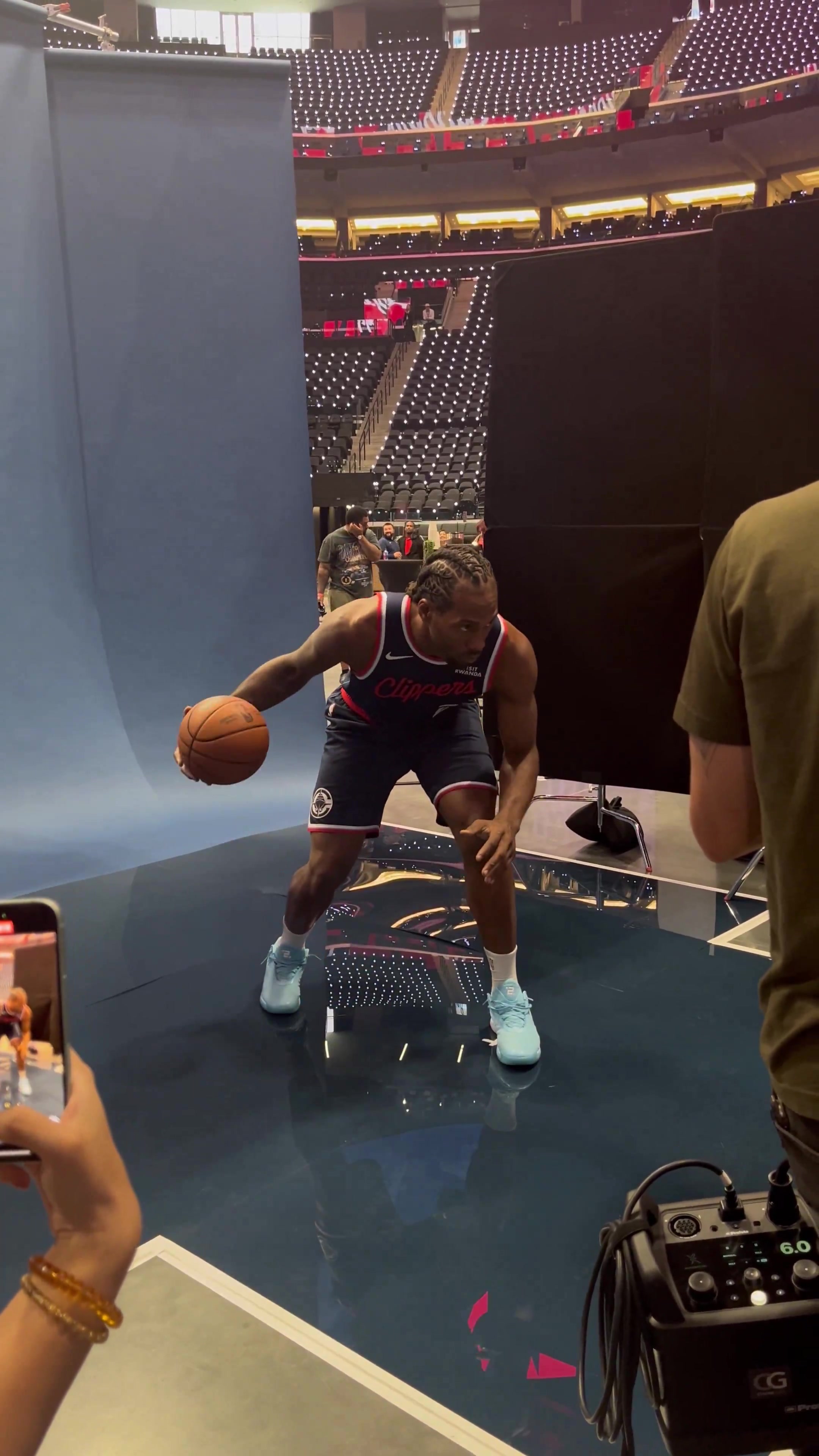 不受陰陽合同風波影響！萊昂納德出席快船媒體日 擺造型拍定妝照