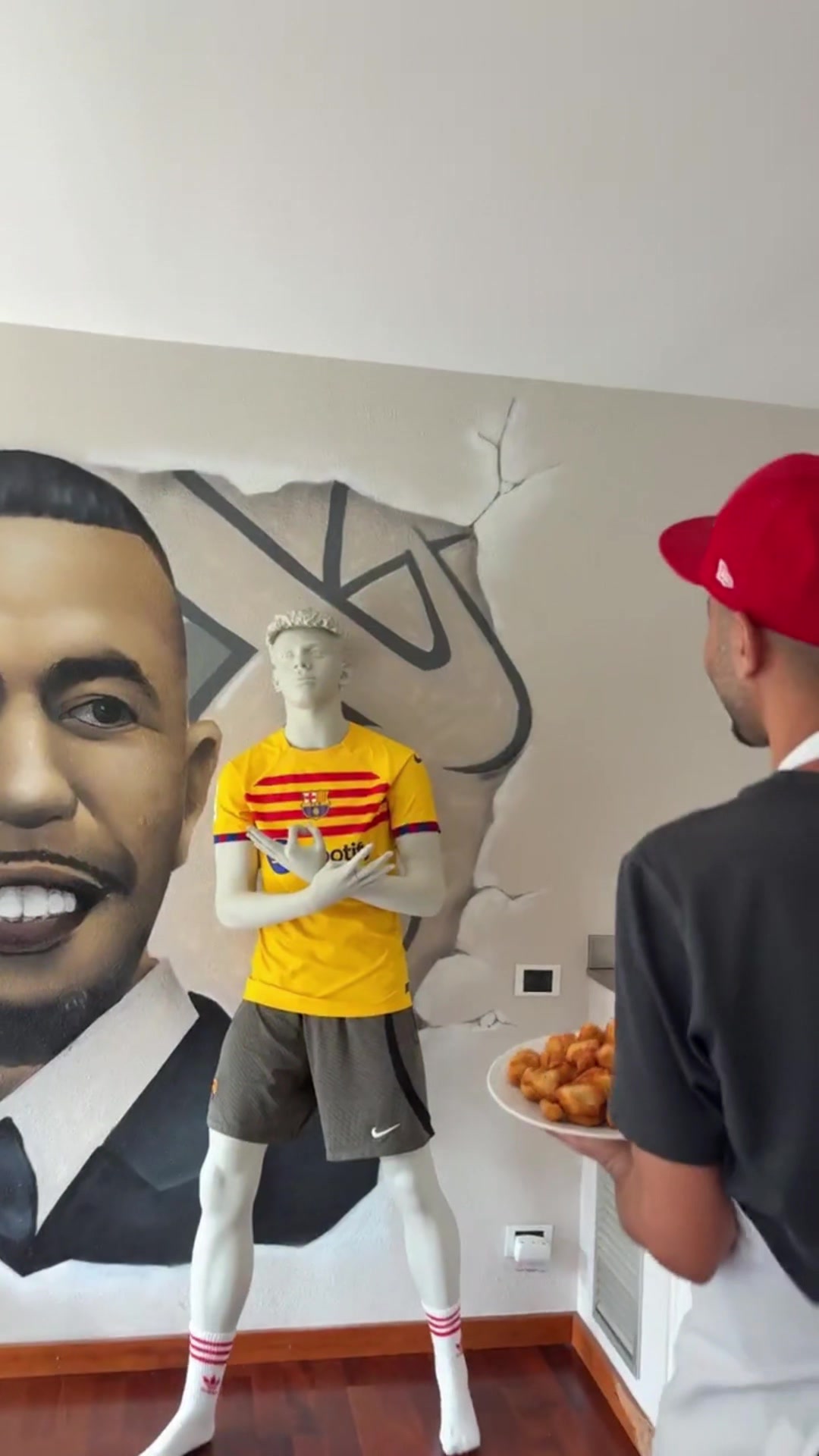 ??亞馬爾父親家里有個兒子慶祝的模型，親了一口說“爸爸愛你”