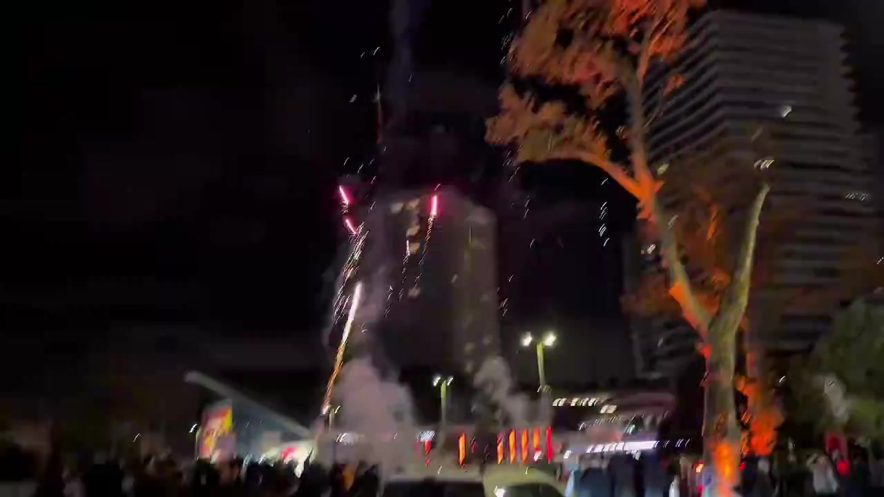 凌晨3點搞事??太陽報:加拉塔薩雷球迷在利物浦下榻酒店外放煙花