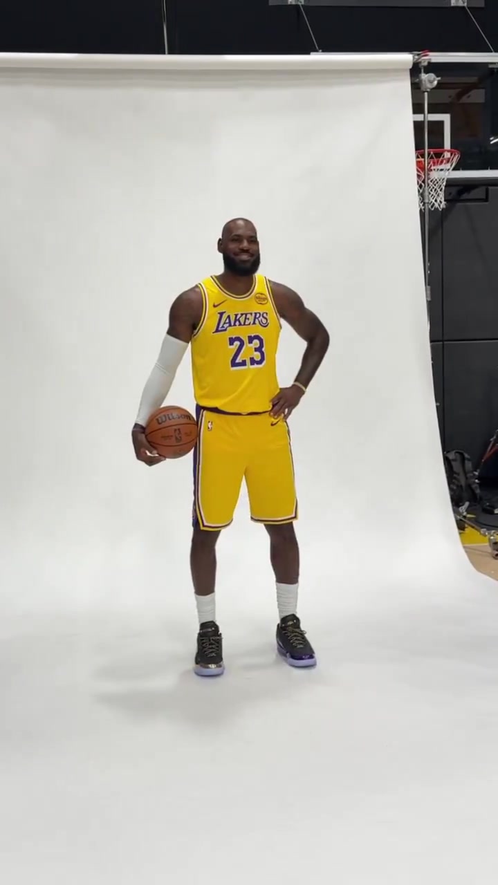 NBA官推曬詹姆斯拍攝定妝照：LBJ參加史無前例的第23個媒體日！