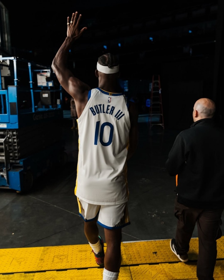 發(fā)型正常！巴特勒曬定妝照：生涯第15個賽季的首日 庫里追夢出鏡