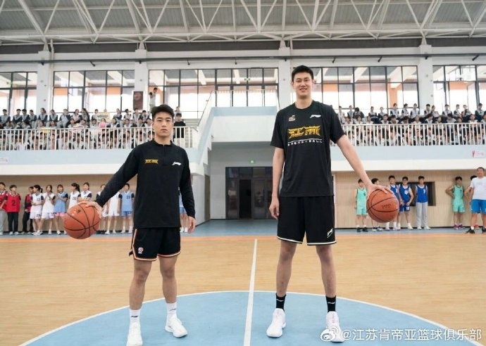 籃球夢想進課堂！江蘇隊走進丹陽市呂叔湘中學(xué)和丹北實驗初級中學(xué)