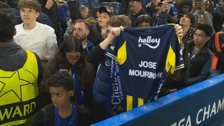 從土耳其追到英國！本菲卡客戰(zhàn)切爾西，費內(nèi)巴切球迷現(xiàn)場支持穆帥