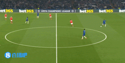 特殊的一個！切爾西球迷起立鼓掌致敬穆帥，穆里尼奧揮手回應(yīng)