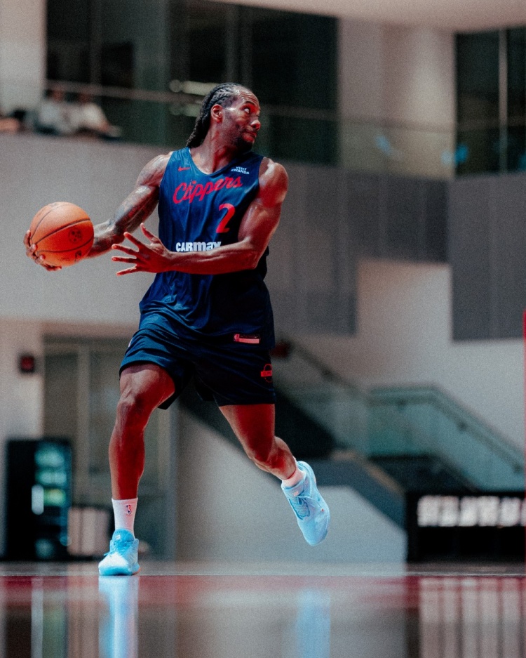 全力出擊！快船訓(xùn)練營(yíng)首日照片：“燈泡組合”同框 小卡&比爾在列