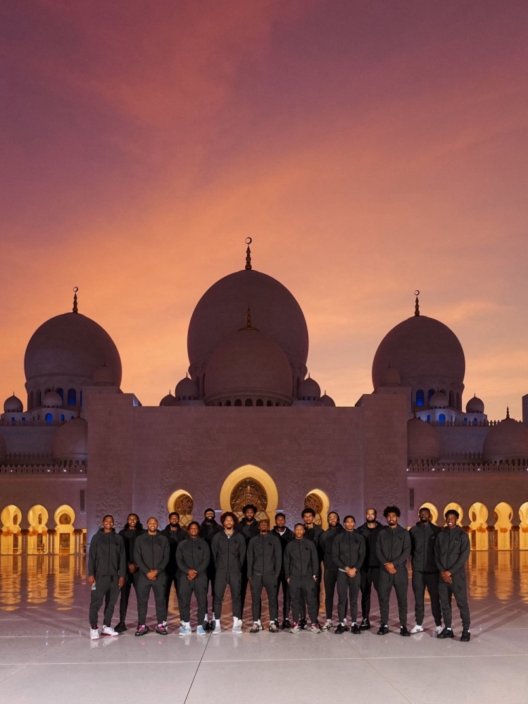 到此一游！76人曬全隊在阿布扎比地標謝赫扎伊德清真寺合照！