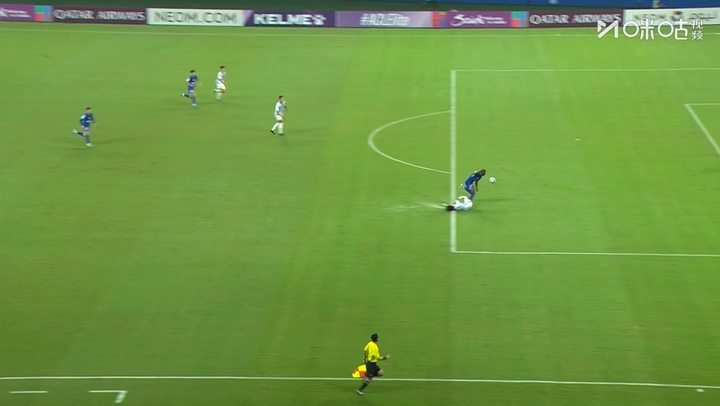 暴怒！阿蘇埃搶出單刀被絆倒，裁判未判給申花點球