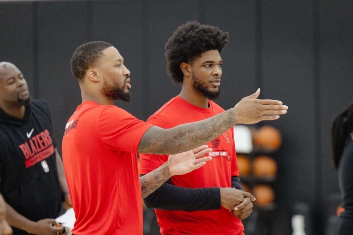 傳承！利拉德出席開拓者訓(xùn)練營 向亨德森言傳身教！